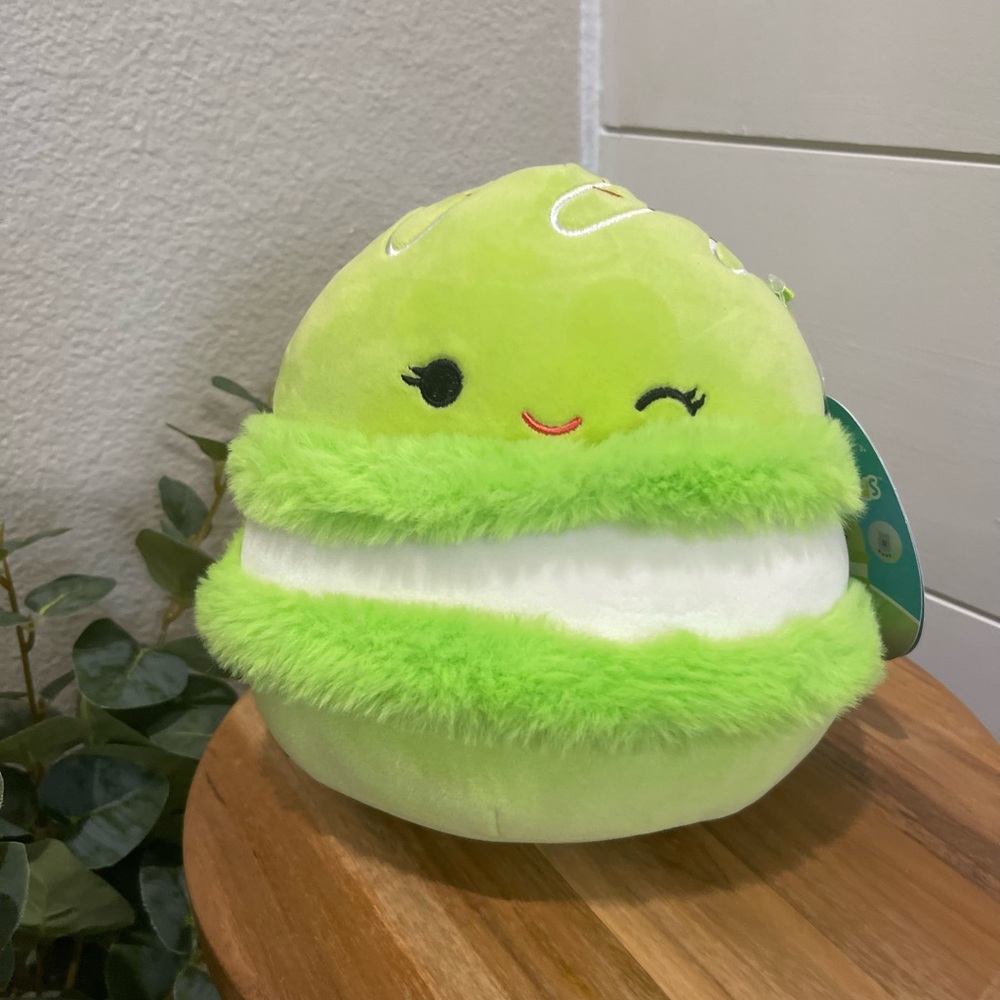 NWT squishmallows “Donnelly” rare green macaroon 7” squish